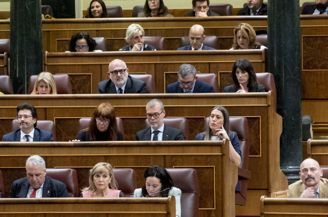 Archivo - Los diputados de Junts durante una sesión plenaria, en el Congreso de los Diputados, a 30 de enero de 2024, en Madrid (España).