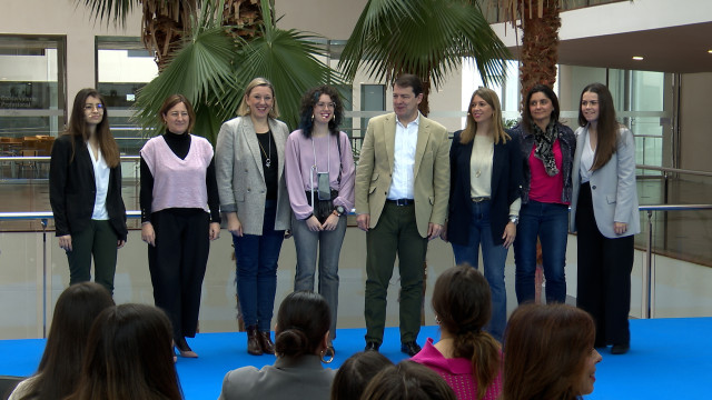Mañueco e Isabel Blanco, junto con estudiantes y profesionales del sector tecnológico.