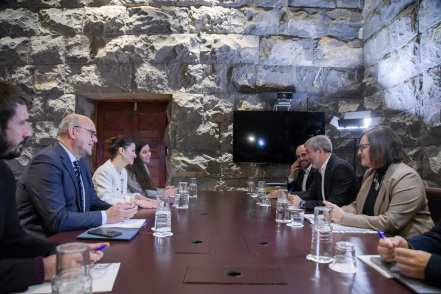 Archivo - El delegado del Gobierno en Canarias, Anselmo Pestana (2i), la ministra de Infancia y Juventud, Sira Rego (3i), el presidente del Gobierno de Canarias, Fernando Clavijo (2d), y la consejera de Bienestar Social, Igualdad, Juventud, Infancia y Fam