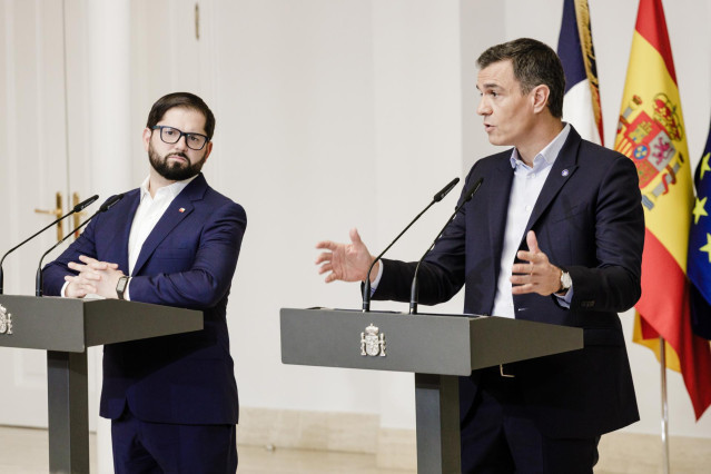 Archivo - El presidente de la República de Chile, Gabriel Boric (i) y el presidente del Gobierno, Pedro Sánchez.