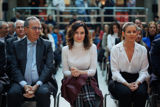 El presidente de la Asamblea de Madrid, Enrique Ossorio; la presidenta de la Comunidad de Madrid, Isabel Díaz Ayuso y la consejera de Familia, Juventud y Asuntos Sociales de la Comunidad de Madrid, Ana Dávila