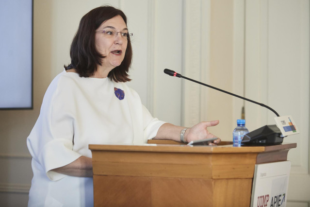 Archivo - La presidenta de la Comisión Nacional de los Mercados y la Competencia (CNMC) ,Cani Fernández, durante la segunda jornada del curso de la APIE de la Universidad Internacional Menéndez Pelayo (UIMP), en el Palacio de la Magdalena, a 23 de junio d