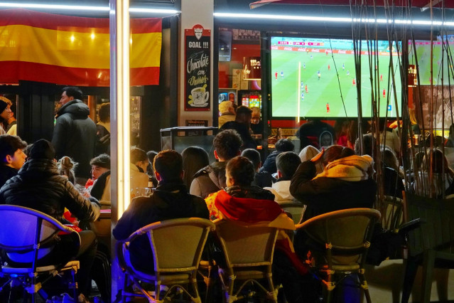 Archivo - Varios aficionados ven en la televisión de un bar el partido de fútbol entre España y Japón, durante el Mundial de Qatar 2022, a 1 de diciembre de 2022, en Gijón, Asturias (España).
