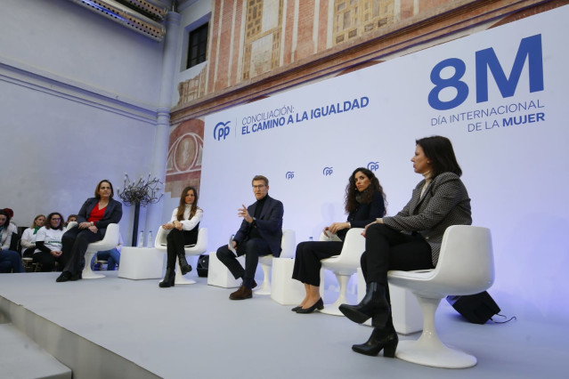 Alberto Núñez Feijóo junto a las participantes del coloquio del PP sobre el 8M en Cordoba.