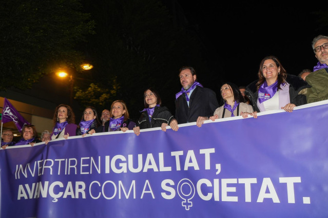 Los ministros Óscar Puente y Diana Morant, durante la manifestación del 8M en València