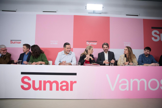 Archivo - El diputado de Sumar en el Congreso, Iñigo Errejón (1i), la vicepresidenta del Gobierno y líder de Sumar, Yolanda Díaz (4d), y el ministro de Cultura, Ernest Urtasun (3d), durante su intervención al inicio de la reunión del Grupo Promotor de Sum