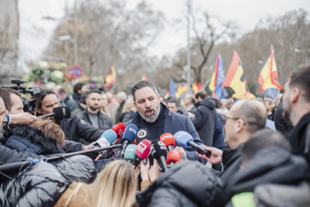 El líder de VOX, Santiago Abascal, atiende a los medios de comunicación durante una concentración donde piden la dimisión de Pedro Sánchez, en la Plaza de Cibeles, a 9 de marzo de 2024, en Madrid (España).