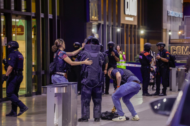 Archivo - Efectivos de los TEDAX realizan maniobras durante el simulacro de atentado terrorista en la estación de Sants, a 27 de octubre de 2023, en Barcelona, Cataluña, (España).