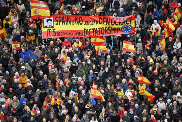 Decenas de personas durante una concentración donde piden la dimisión de Pedro Sánchez, en la Plaza de Cibeles, a 9 de marzo de 2024, en Madrid (España).