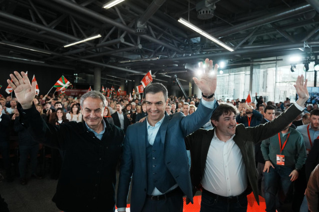 El expresidente del gobierno José Luis Rodríguez Zapatero, el presidente Pedro Sánchez y el candidato a lehendakari Eneko Anduez, en Bilbao