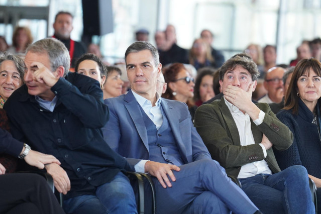 El expresidente José Luis Rodríguez Zapatero, el presidente Pedro Sánchez, el candidato a lehendakari, Eneko Andueza, y la vicelehendakari, Idoia Mendia, en un acto político en Bilbao