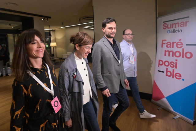 La candidata de Sumar a la Presidencia de la Xunta, Marta Lois (2i), a su llegada para el seguimiento de la jornada electoral de los comicios autonómicos de Galicia, en el Hotel Peregrino, a 18 de febrero de 2024, en Santiago de Compostela, A Coruña, Gali