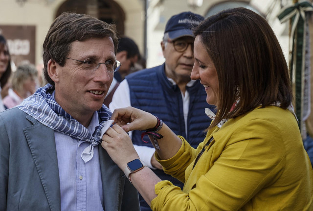 Archivo - El alcalde de Madrid, José Luis Martínez-Almeida, y la alcaldesa de València, María José Catalá, en València durante las Fallas, en una imagen de archivo