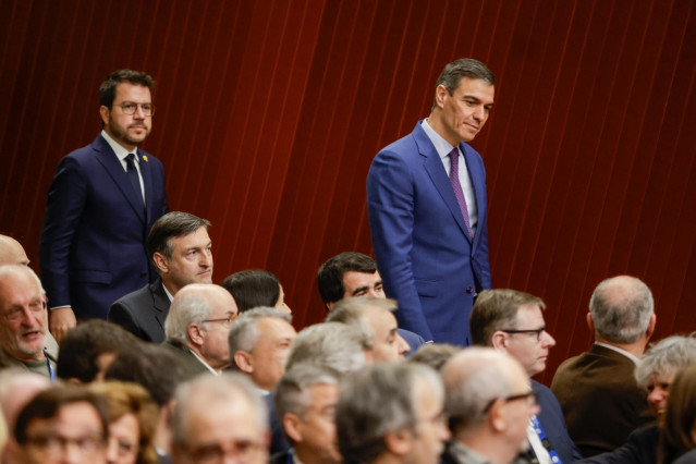 Archivo - El presidente del Gobierno, Pedro Sánchez (d) y el president de la Generalitat, Pere Aragonès (i), a su llegada a la inauguración del superordenador MareNostrum 5, en el Barcelona Supercomputing Center, a 21 de diciembre de 2023, en Barcelona, C
