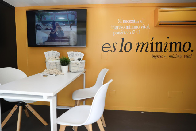 Archivo - Vista interior de un autobús informativo del Ingreso Mínimo Vital, en la sede del Ministerio, a 17 de octubre de 2022, en Madrid (España). El autobús recorrerá toda España con anuncios publicitarios sobre el Ingreso Mínimo Vital. Junto al autobú