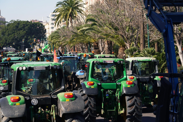 Cientos de agricultores se concentran como protesta en el Paseo del Parque de Málaga. A 21 de febrero de 2024, en Málaga (Andalucía, España).