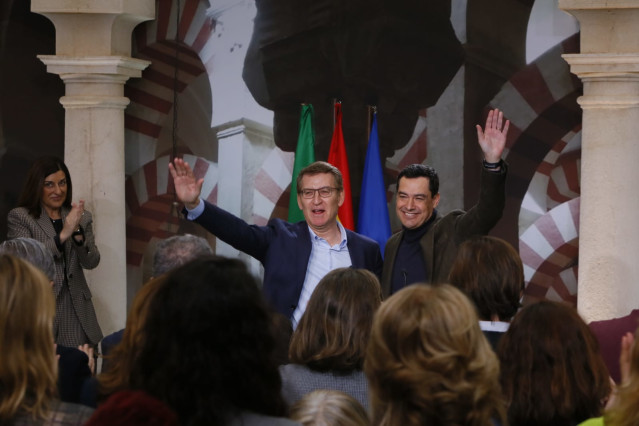 Feijóo y Moreno, saludan juntos a los asistentes a la clausura del acto de presentación de la 'Declaración de Córdoba'.