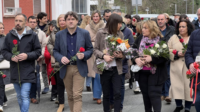 Dirigentes socialistas en el homenaje al edil asesinado por ETA en Mondragón (Gipuzkoa) en 2008 Isaías Carrasco