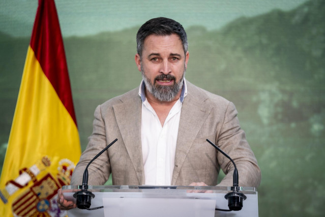El presidente de Vox, Santiago Abascal, comparece durante el seguimiento de la jornada electoral de los comicios autonómicos de Galicia, en la sede nacional de Vox, a 18 de febrero de 2024, en Madrid (España).