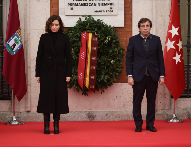 Archivo - La presidenta de la Comunidad de Madrid, Isabel Díaz Ayuso, y el alcalde de Madrid, José Luis Martínez-Almeida, en un homenaje en recuerdo y homenaje a las víctimas de los atentados del 11M