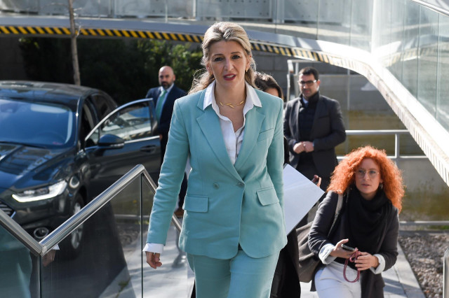La vicepresidenta segunda y ministra de Trabajo y Economía Social, Yolanda Díaz (i), inaugura la jornada 'Los retos y el futuro del trabajo autónomo', en la Torre ILUNION, a 6 de marzo de 2024, en Madrid (España).