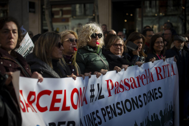 Archivo - Varias personas protestan durante una manifestación de abogados y procuradores, a 3 de febrero de 2024.