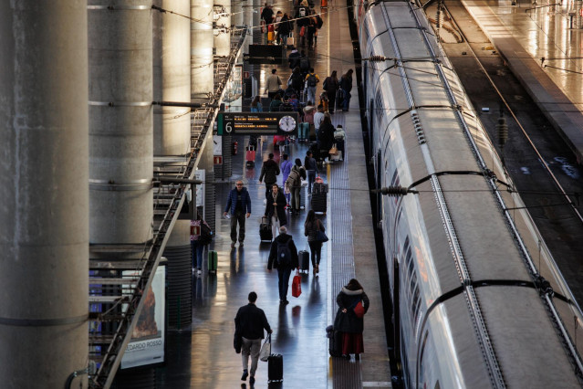 Archivo - Decenas de personas durante la operación salida con motivo de las fiestas navideñas, en la estación de Atocha, a 22 de diciembre de 2023, en Madrid (España).