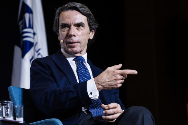 Archivo - El expresidente del Gobierno José María Aznar mantiene un diálogo con la presidenta de la Comunidad de Madrid, en la Universidad Francisco de Vitoria, a 5 de febrero de 2024, en Pozuelo de Alarcón, Madrid (España).