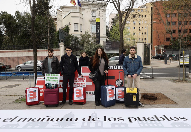 Archivo - Un grupo de jóvenes participa en una manifestación de la España Vaciada frente al Instituto de la Juventud (INJUVE), a 31 de marzo de 2022, en Madrid (España). Durante la protesta, convocada por la Revuelta de la España Vaciada, los jóvenes port