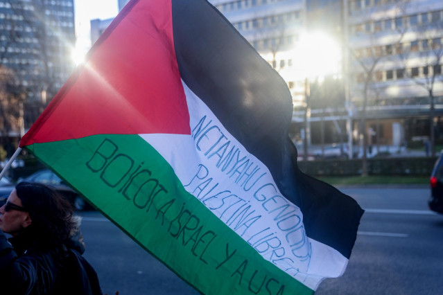 Una bandera palestina la vigilia solidaria con el pueblo palestino, frente a la sede del Parlamento Europeo, a 10 de marzo de 2024, en Madrid (España). Se ha convocado hoy una vigilia, frente a la sede del Parlamento Europeo, en solidaridad con el pueblo