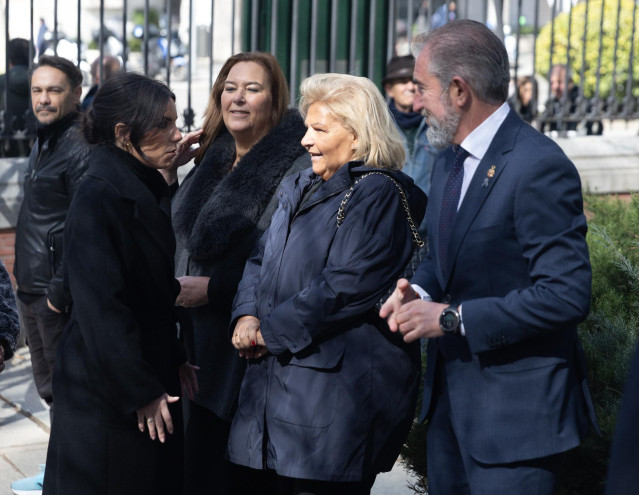 (I-D) La portavoz de VOX en el Congreso, Pepa Millán; saluda a la presidenta de la AVT, Maite Araluce y la expresidenta Ángeles Pedraza, durante un acto que organiza la Asociación Víctimas del Terrorismo (AVT)