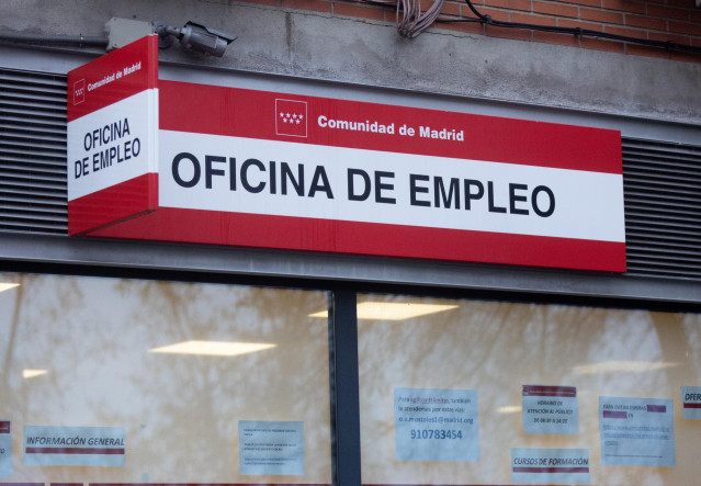Archivo - Un cartel de una oficina del SEPE de Móstoles, a 3 de enero de 2024, en Móstoles, Madrid (España).
