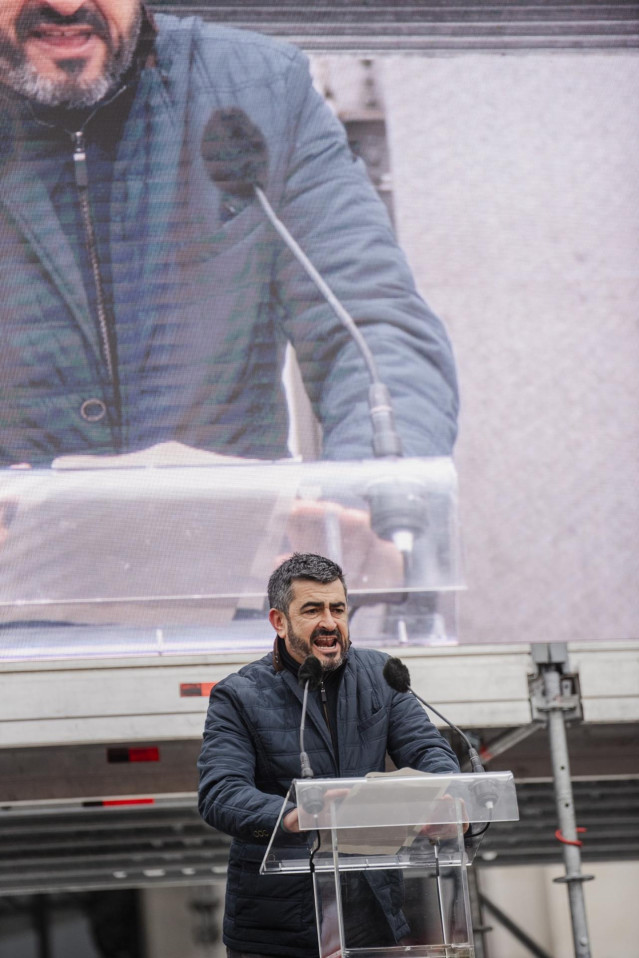 El portavoz nacional de la Asociación JUCIL de la Guardia Civil, Agustín Leal, interviene durante la concentración contra la amnistía en Cibeles (Madrid)