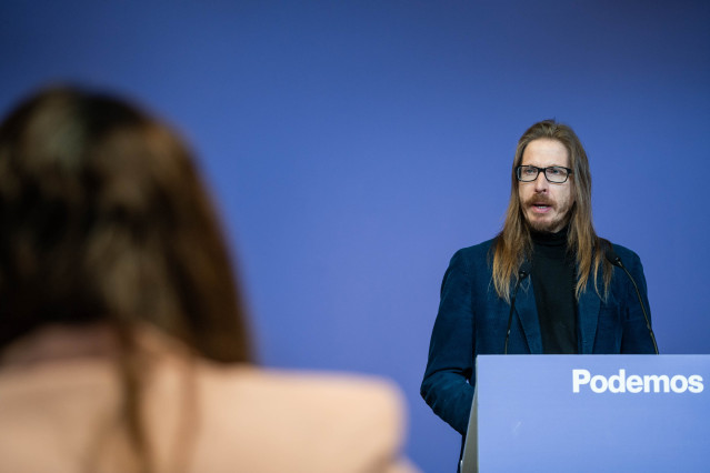 El secretario de Organización y portavoz de Podemos, Pablo Fernández, durante una rueda de prensa, en la sede de Podemos, a 19 de febrero de 2024, en Madrid (España).