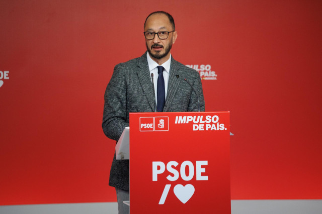 El secretario del Área Institucional y Grandes Ciudades de la CEF, Alfonso Rodríguez Gómez de Celis, durante una rueda de prensa, en la sede del PSOE en Ferraz, a 11 de marzo de 2024, en Madrid (España).