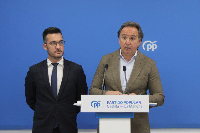 El senador y vicesecretario del área de Territorial del PP, Israel Pérez, y el presidente del Comité de alcaldes del Partido Popular de Castilla-La Mancha, Francisco Blanco