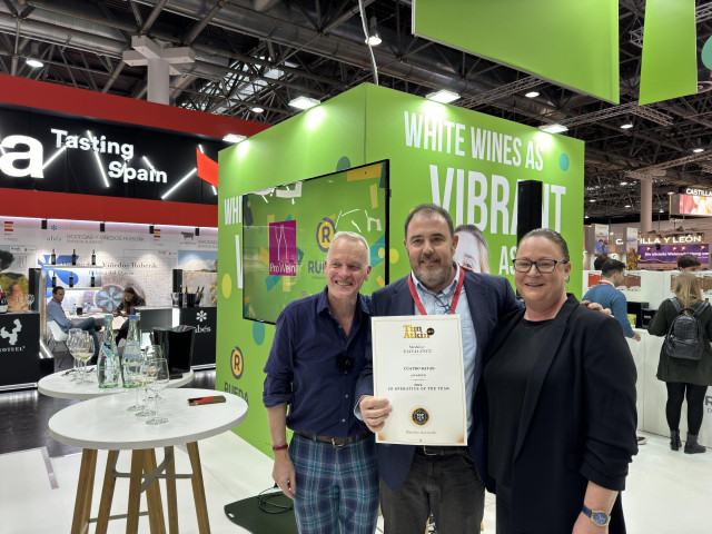 Tim Atkin  entrega a  otorga a Vicente Orihuela, de Bodega Cuatro Rayas, el premio “Cooperativa del año” en los ‘DO Rueda Awards’, celebrados en el marco de Prowein 2024.