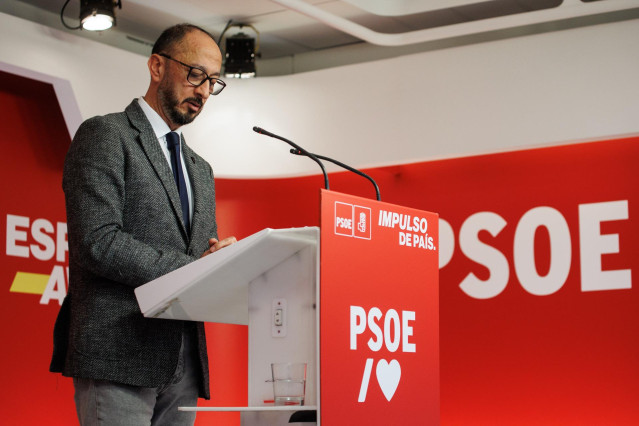 El secretario del Área Institucional y Grandes Ciudades de la CEF, Alfonso Rodríguez Gómez de Celis, durante una rueda de prensa, en la sede del PSOE en Ferraz, a 11 de marzo de 2024, en Madrid (España).