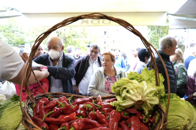 Archivo - Pimientos rojos en la feria del agro vasco del ‘Último Lunes de Octubre’, a 31 de octubre de 2022, en Gernika-Lumo, Vizcaya, País Vasco (España). Tras dos años suspendida por la pandemia, Gernika recupera su feria más grande con la celebración d