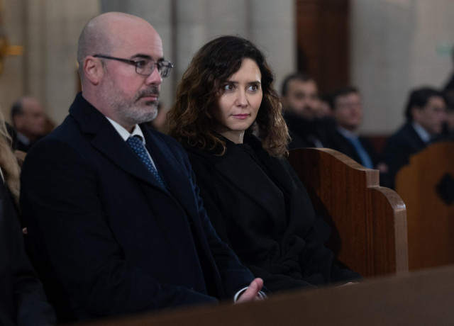 El delegado del Gobierno en la Comunidad de Madrid, Francisco Martín, y la presidenta de la Comunidad de Madrid, Isabel Díaz Ayuso, durante el funeral por el vigésimo aniversario del 11-M, en la Catedral de la Almudena, a 11 de marzo de 2024, en Madrid (E