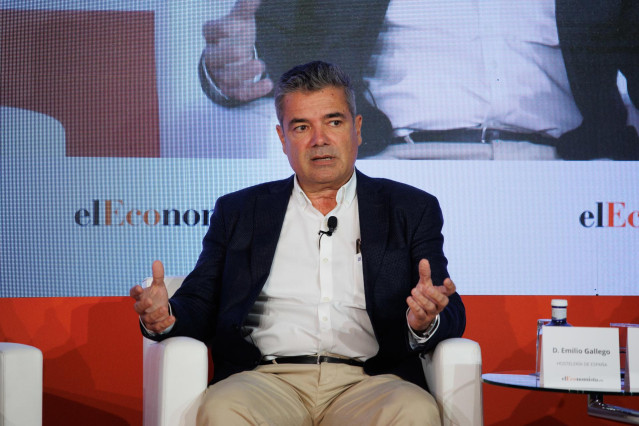 Archivo - El secretario general de Hostelería de España, Emilio Gallego, interviene durante el III Foro de Retail y Gran Consumo de elEconomista, en el hotel The Westin Palace, a 2 de octubre de 2023, en Madrid (España).