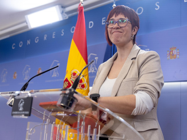 La diputada de Compromís Águeda Micó durante una rueda de prensa anterior a la Junta de Portavoces, a 27 de febrero de 2024, en Madrid (España).