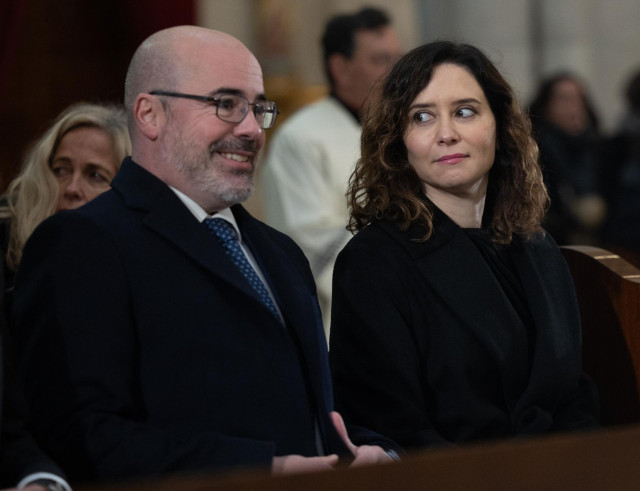 El delegado del Gobierno en la Comunidad de Madrid, Francisco Martín, y la presidenta de la Comunidad de Madrid, Isabel Díaz Ayuso, durante el funeral por el vigésimo aniversario del 11-M, en la Catedral de la Almudena, a 11 de marzo de 2024, en Madrid (E