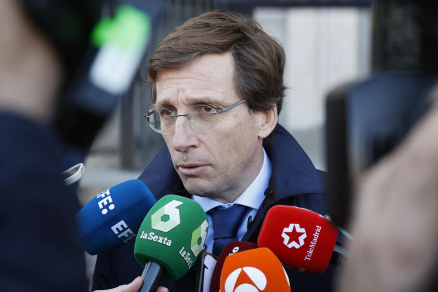 El alcalde de Madrid, José Luis Martínez Almeida, a su llegada al acto de conmemoración del “Día Europeo en recuerdo a las Víctimas del Terrorismo” celebrado en la Galería de Colecciones Reales de Madrid
