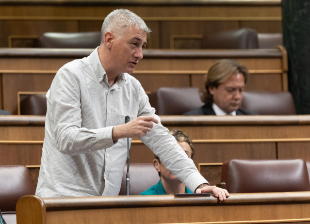 Archivo - El diputado de EH Bildu, Oskar Matute, interviene durante una sesión de control al Gobierno, en el Congreso de los Diputados, a 7 de febrero de 2024, en Madrid (España).