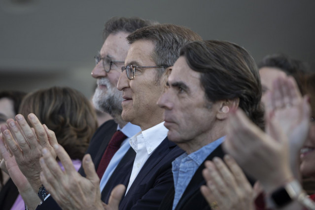 Archivo - Núñez Feijóo, secundado por Mariano Rajoy y José María Aznar