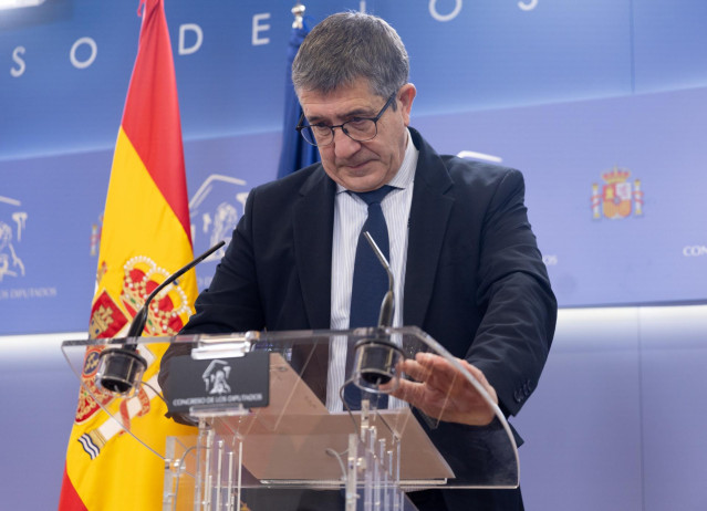 El portavoz del PSOE en el Congreso, Patxi López, durante una rueda de prensa
