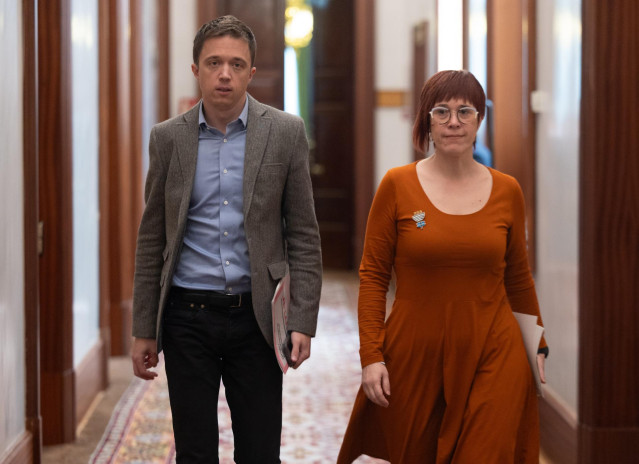 El portavoz de Sumar en el Congreso, Íñigo Errejón, y la portavoz de Compromís y adjunta de Sumar en el Congreso, Àgueda Micó, a su llegada a una reunión de la Junta de Portavoces, en el Congreso de los Diputados, a 12 de marzo de 2024, en Madrid (España)