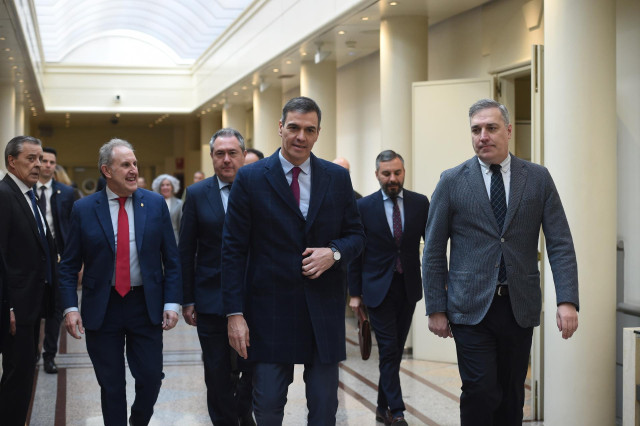 El presidente del Gobierno, Pedro Sánchez (3d), a su llegada a una sesión de control al Gobierno, en el Senado, a 12 de marzo de 2024, en Madrid (España).