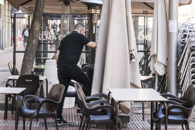 Archivo - Un camarero en una terraza el mismo día en que ha entrado en vigor la modificada ordenanza de Terrazas de Madrid, en la calle de Ponzano, a 1 de febrero de 2022, en Madrid (España).